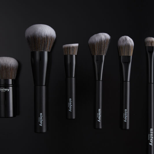 ما هي فرش المكياج التي ينبغي استخدامها؟